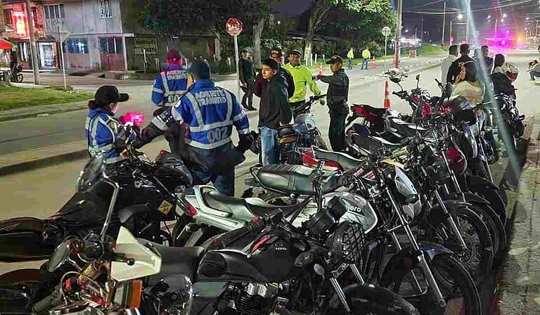 Multa a motociclistas por mal parqueo
