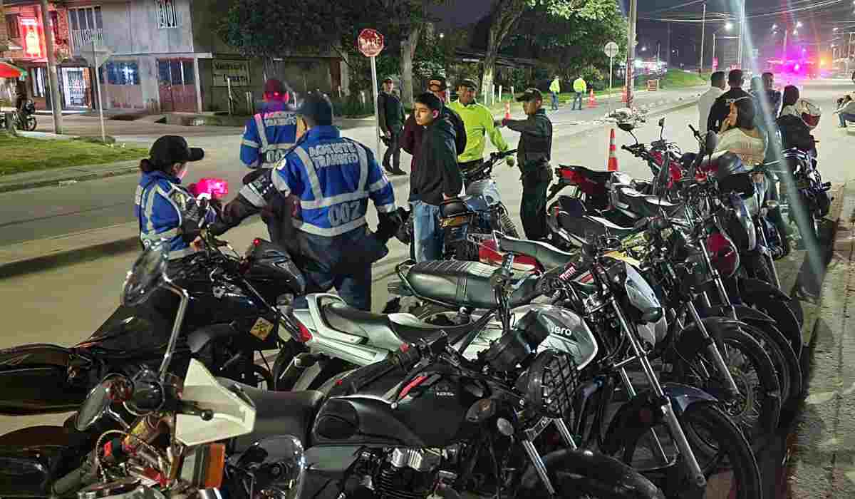 Multa a motociclistas por mal parqueo