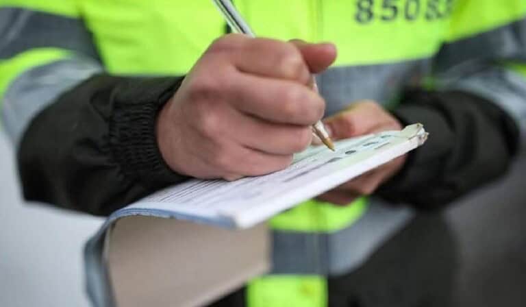 Multa que le imponen a ciudadanos por orinar en la calle