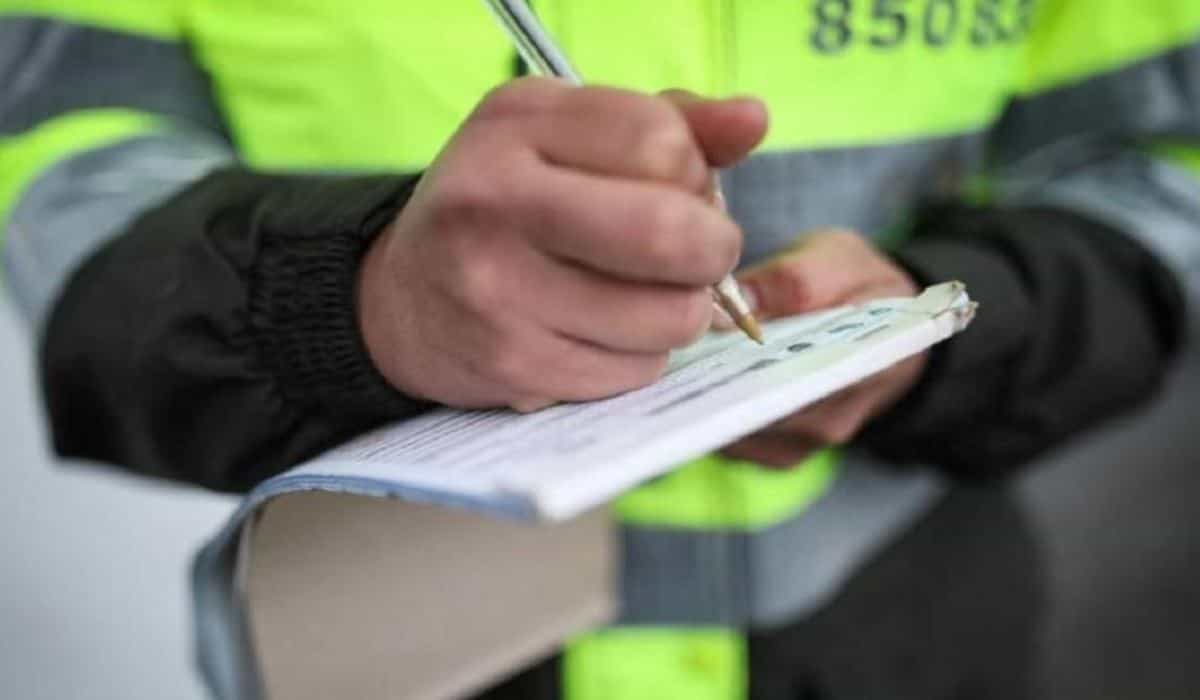 Multa que le imponen a ciudadanos por orinar en la calle