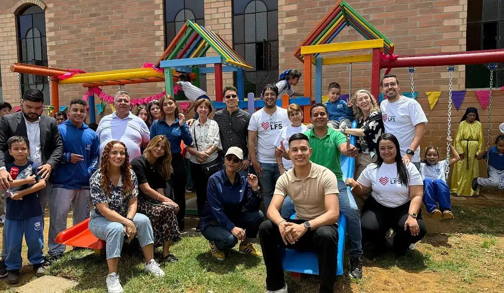 Inauguraron parque infantil construido con plástico de un solo uso en Manrique, Medellín Parque infantil Manrique