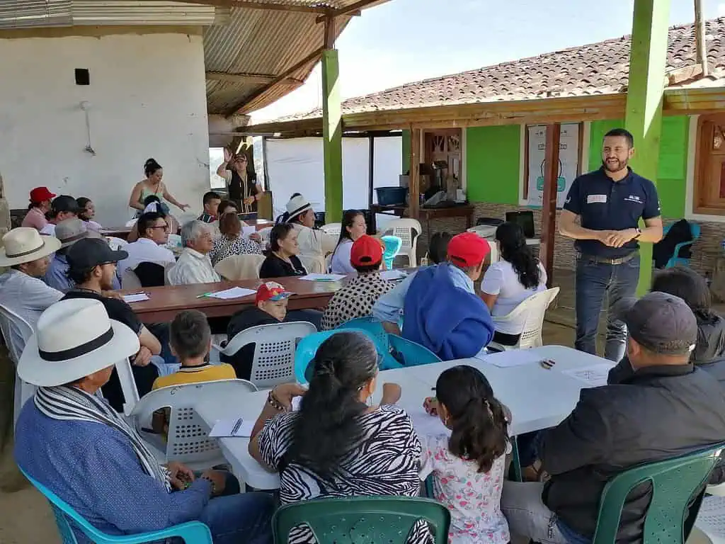 Postobón presenta iniciativa de inversión para productores de fruta en Colombia Postobón productores frutas