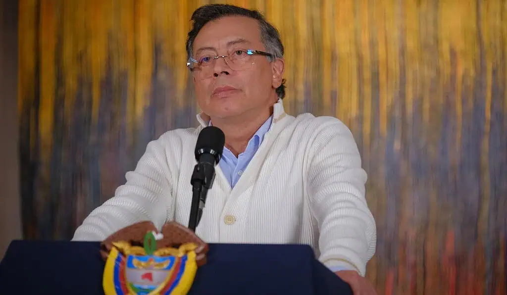 Petro anticipa que nueva reforma tributaria tendrá impuestos a “grandes haciendas” y para los “megarricos” Petro sanciona ley que regula encuestas en Colombia, pese a críticas de la industria: esto es lo que cambia