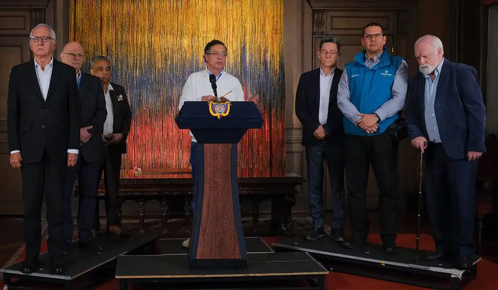 Petro pide a su ministro de Hacienda tumbar facultad de fondos de pensiones para invertir en el exterior Presidente Gustavo Petro