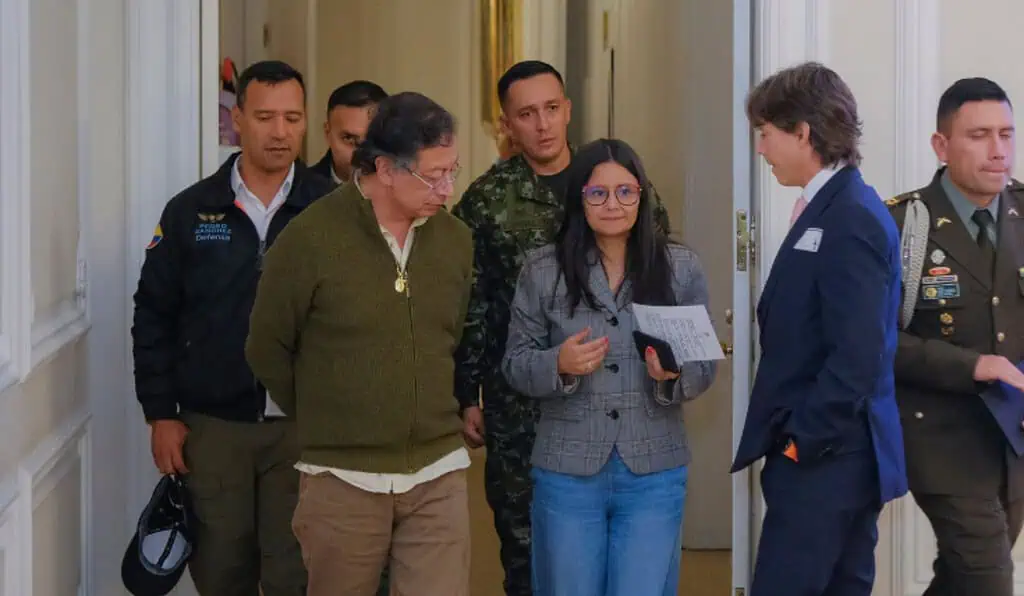 Petro afila su estrategia mediática y prepara un discurso más radical desde la Casa de Nariño Presidente Gustavo Petro y directora del Dapre, Angie Rodríguez
