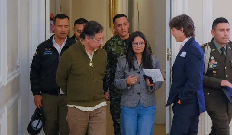 Presidente Gustavo Petro y directora del Dapre, Angie Rodríguez