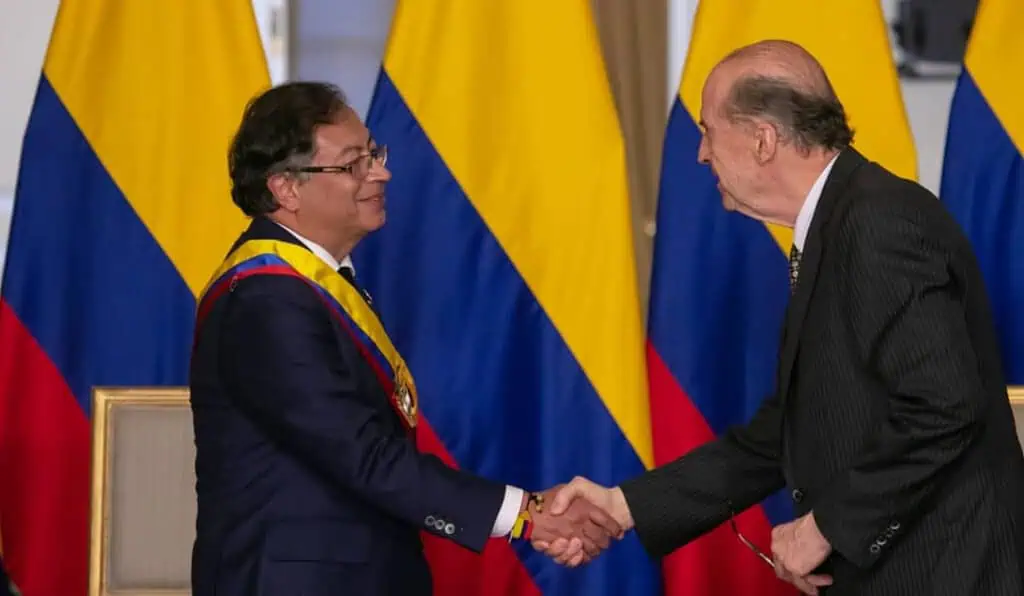 Petro denuncia penalmente al excanciller Álvaro Leyva por presunta conspiración para derrocarlo Presidente Gustavo Petro y excanciller Álvaro Leyva