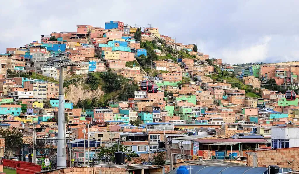 Pobreza en Colombia: buenas noticias se ven empañadas por la crisis en salud y el desempleo persistente Pobreza en Colombia