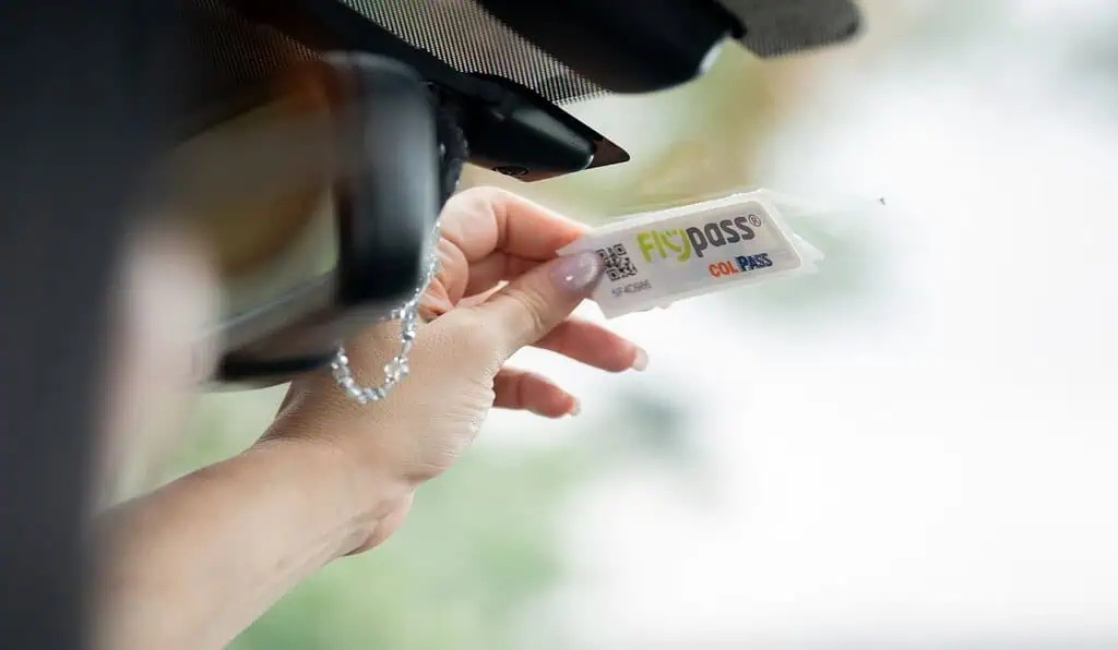 Flypass movió el Carnaval de Barranquilla 2026 con labor social; estas fueron sus iniciativas El tag de Flypass se ubica por dentro del parabrisas del vehículo, a unos 8 centímetros debajo de la parte superior del vidrio frontal