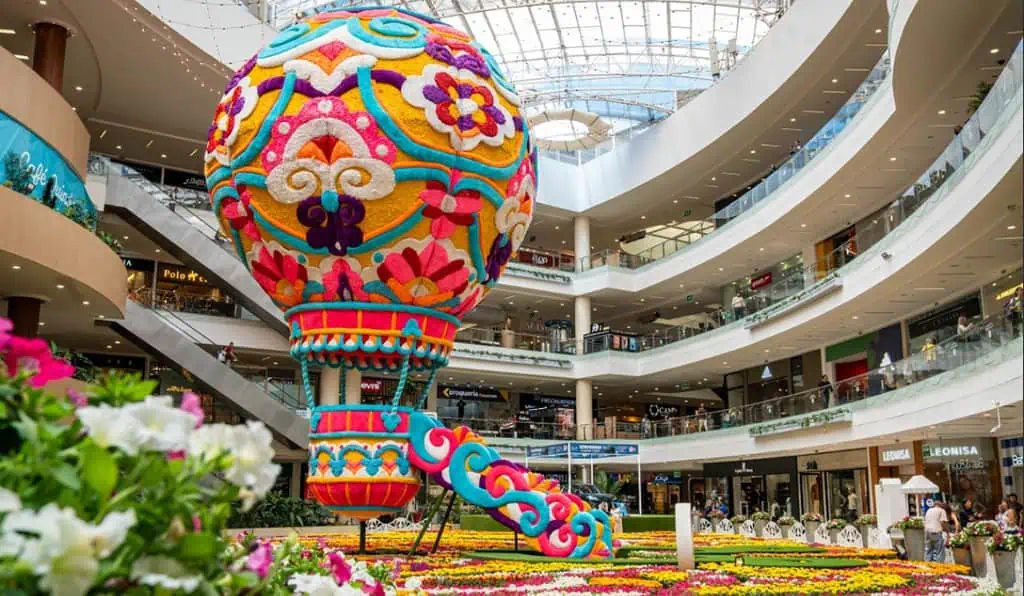 El Tapete de Flores más grande de Colombia celebra los 15 años de Santafé Medellín con innovación, magia y sentido social Tapete de flores