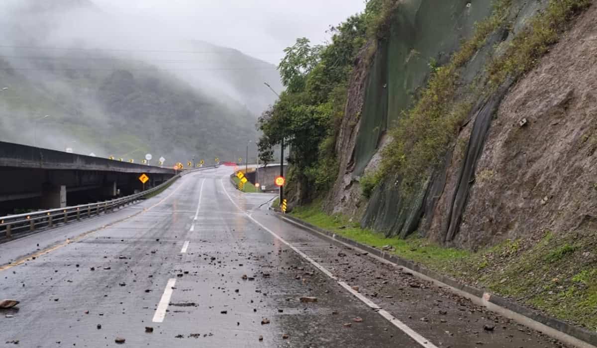 Lluvias obligan a cierres en la vía al Llano por caída de material en 12 puntos