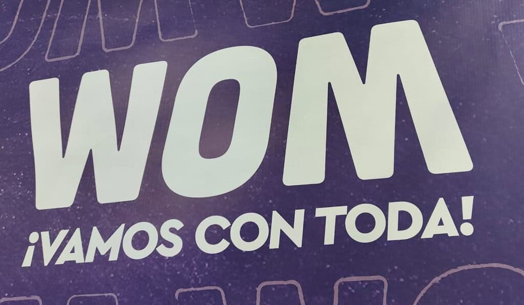 Logo de WOM Colombia
