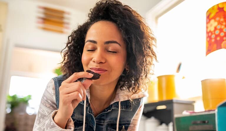 Estudio revela que el snacking no es una pausa trivial en el día, sino que es un lenguaje emocional.