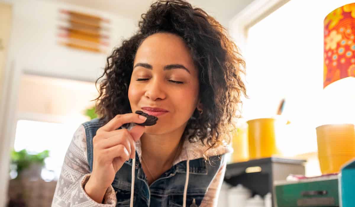 Estudio revela que el snacking no es una pausa trivial en el día, sino que es un lenguaje emocional.