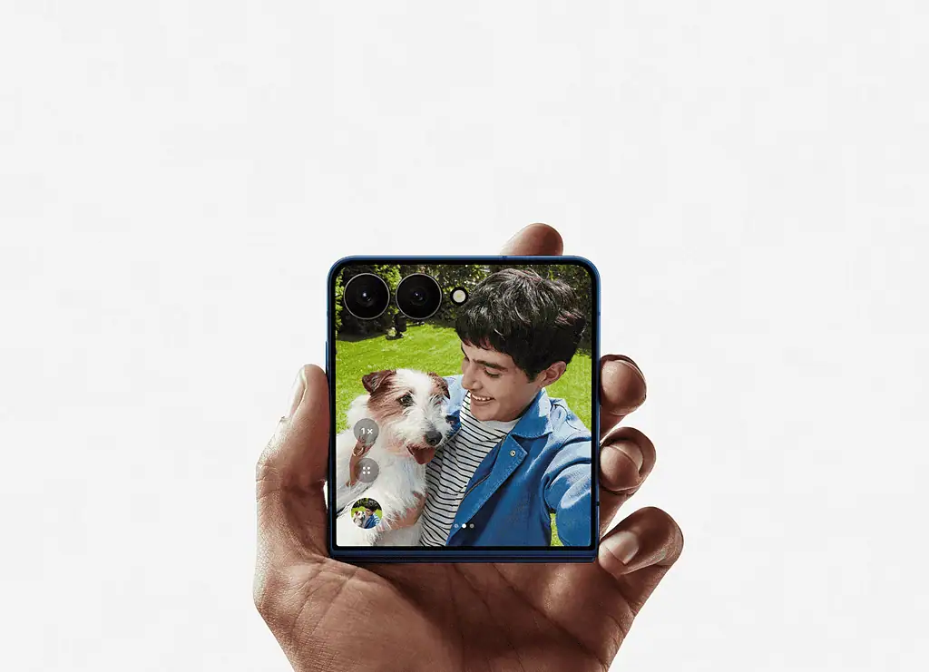 Samsung presentó nuevos celulares plegables y ultra delgados: ¿Cuándo llega a Colombia? Samsung Galaxy Z Flip7 plegado. Foto: cortesía Samsung.