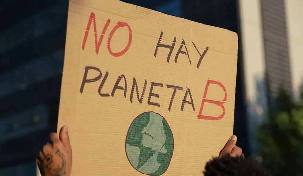 Cambio climático: Corte Interamericana sienta precedente al declarar el clima sano como derecho humano Gente-que-protestaba-cambio-climático