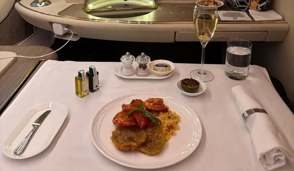 Así es viajar en la cabina de primera clase de Emirates en la ruta Bogotá–Miami: ¿Cuánto cuesta? Langostinos a la criolla con coco. Foto: Valora Analitik.