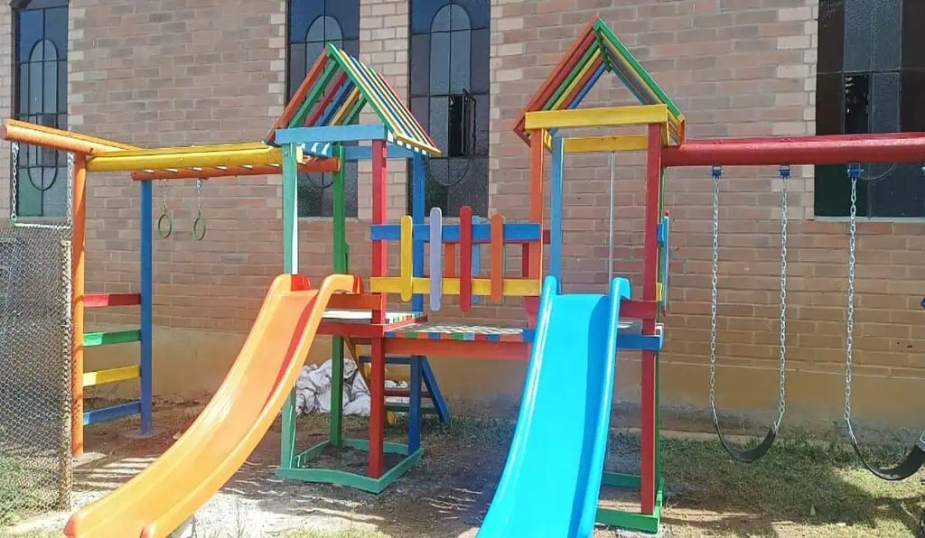 Inauguraron parque infantil construido con plástico de un solo uso en Manrique, Medellín parque infantil