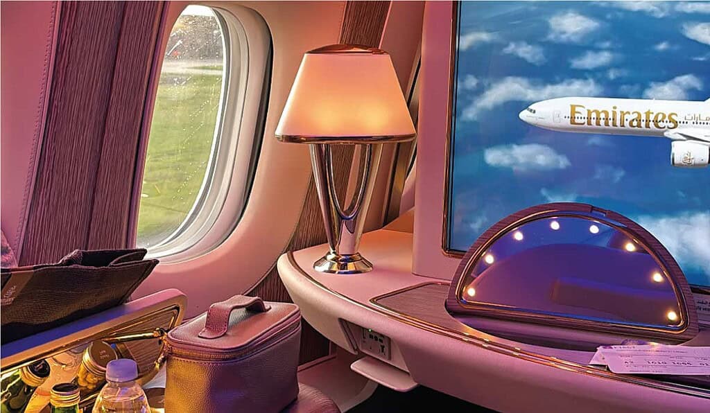 Minibar personal, kit de cuidado personal y espejo de tocador en la suite de primera clase de Emirates. Foto: Valora Analitik.