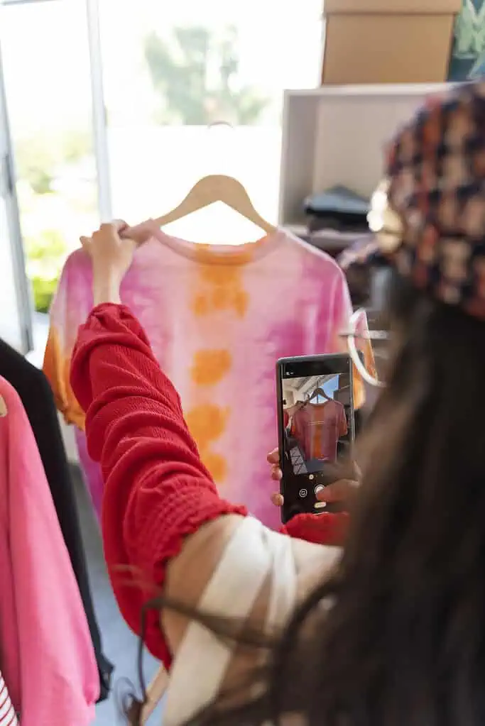Antioquia es la segunda región del país que más consume moda de segunda mano Venta de ropa de segunda mano. Foto: tomada de Freepik (www.freepik.com)