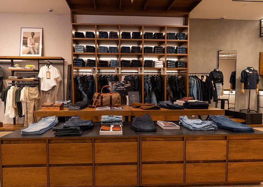 La marca ofrece denim, prendas de cuero, calzado y accesorios. Foto: cortesía Chevignon.