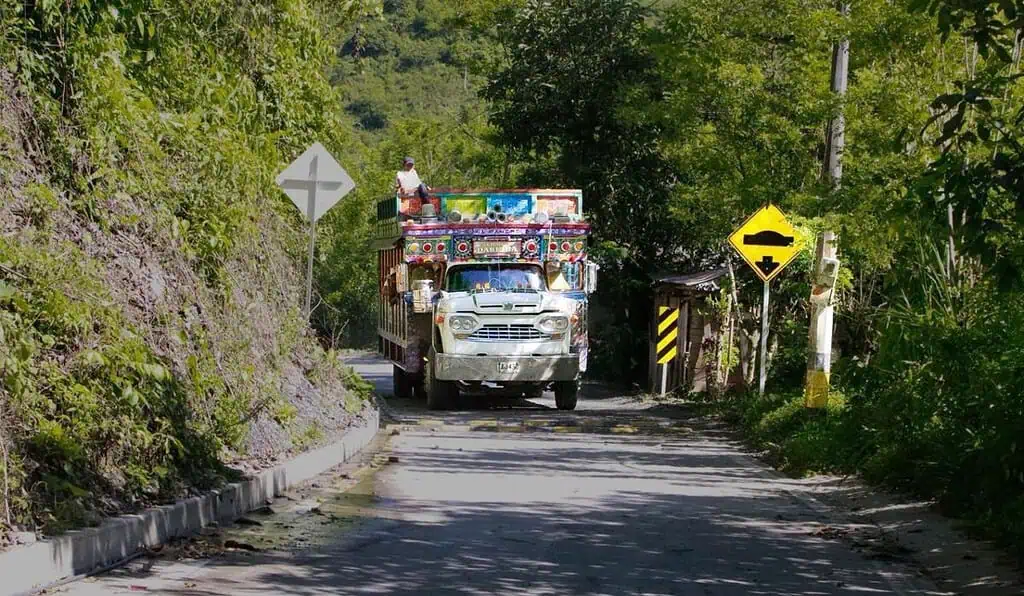 Grandes empresas de Antioquia y Gobernación entregaron primeros kilómetros de vía a Dabeiba por Obras por Impuesto vía Dabeiba