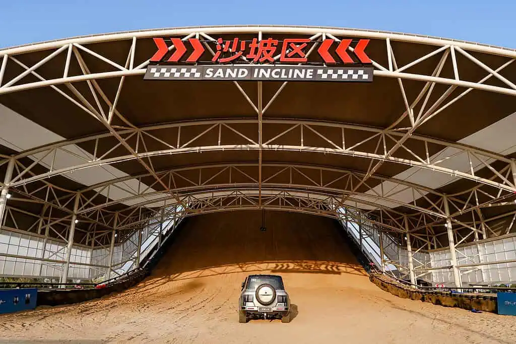BYD inauguró su primer circuito todoterreno para poner a prueba carros eléctricos Sand Incline. Foto: cortesía BYD.