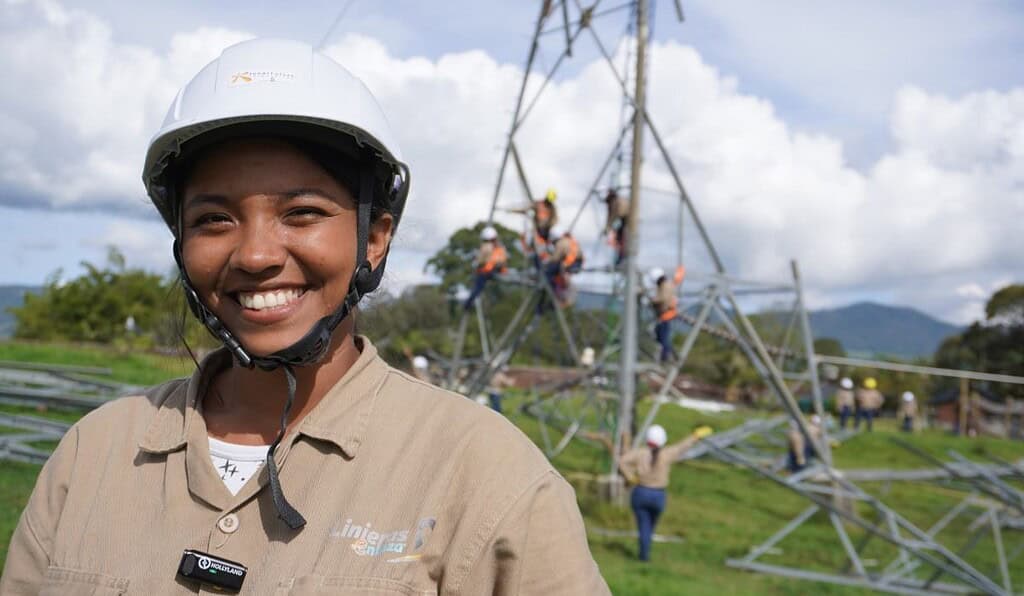 29 mujeres se convirtieron en las primeras técnicas laborales linieras en redes de energía del progr