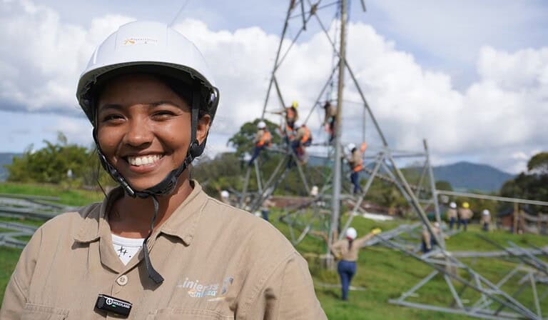 29 mujeres se convirtieron en las primeras técnicas laborales linieras en redes de energía del progr