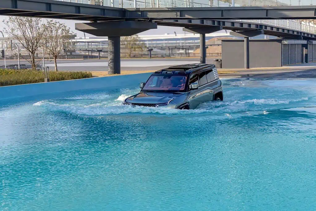 BYD inauguró su primer circuito todoterreno para poner a prueba carros eléctricos Piscina para cruces de agua. Foto: cortesía BYD.