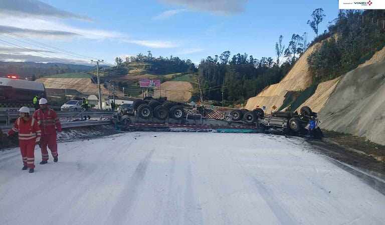 Accidente entre dos tractocamiones mantiene cierre de la vía Bogotá - Girardot