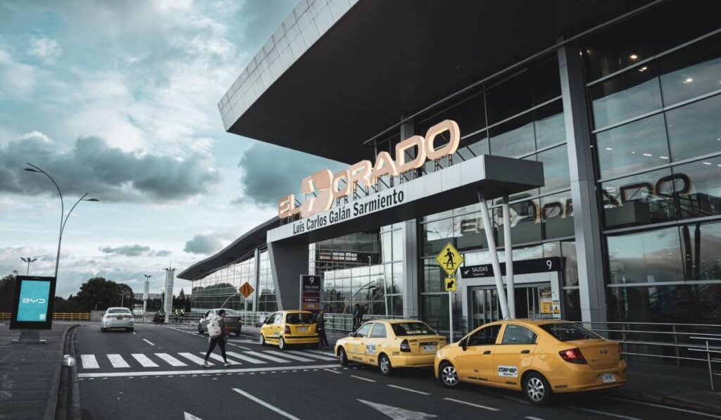 Fachada del aeropuerto El Dorado de Bogotá
