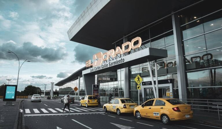 Fachada del aeropuerto El Dorado de Bogotá