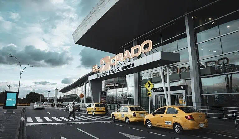 Falla en el aeropuerto El Dorado dejó demoras y cancelaciones de vuelos: Avianca permite cambios sin costo Fachada del aeropuerto El Dorado de Bogotá