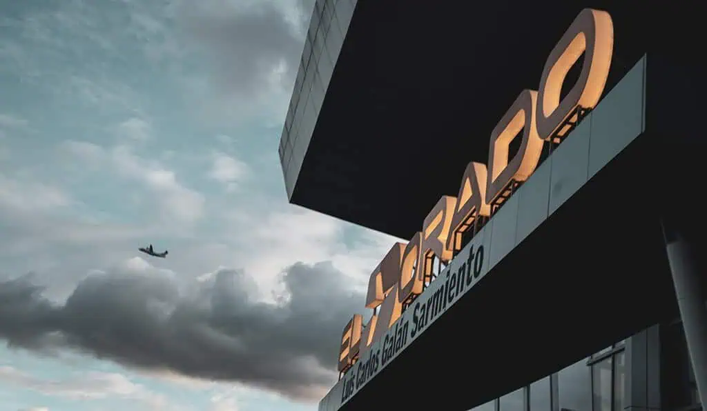 Bogotá proyecta US$19.000 millones en inversión extranjera con el transporte integrado como eje Fachada del aeropuerto El Dorado de Bogotá