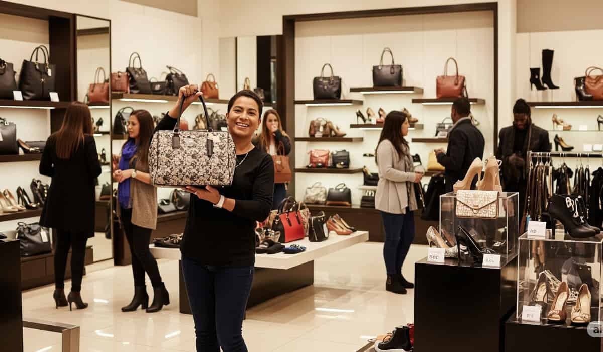 Aumentos del salario mínimo y remesas tienen a hogares colombianos gastando más y sosteniendo la economía