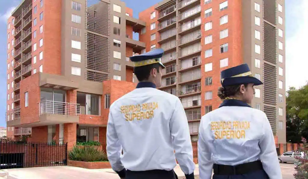 Lío que tendrán administradores de conjuntos con conserjes y vigilantes por estricta norma Conjuntos no tendrán que pagar pólizas de seguridad a vigilantes