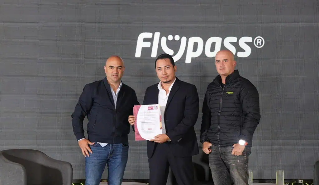 Flypass recibe certificado por reducir más de 4.100 toneladas de CO2 con su tecnología De izquierda a derecha: Juan Manuel Vicente, gerente de estrategia en Flypass; Luis Martínez, representante de Bureau Veritas y Juan Camilo Henao, CEO de Flypass.