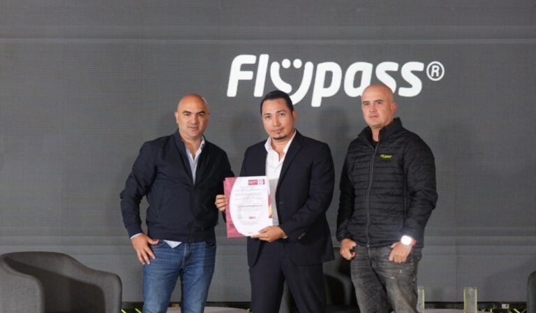 De izquierda a derecha: Juan Manuel Vicente, gerente de estrategia en Flypass; Luis Martínez, representante de Bureau Veritas y Juan Camilo Henao, CEO de Flypass.