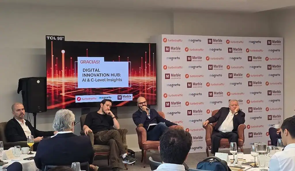 Directivos empresariales y académicos analizaron en Medellín el futuro de los negocios con IA El foro, moderado por Gallo, contó con la participación de tres expertos