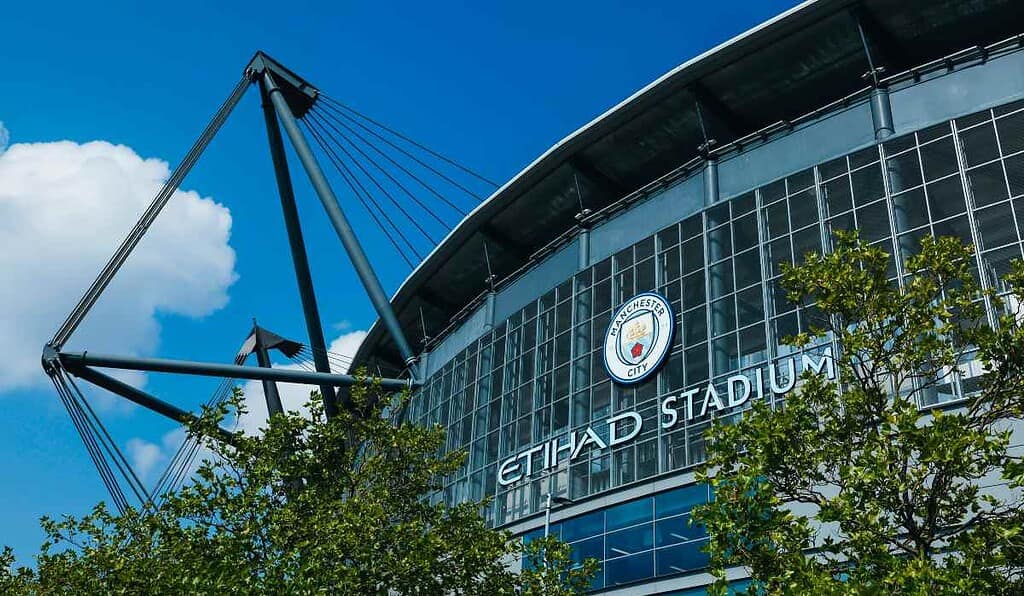 City Football Group, por ejemplo, controla a Manchester City (Inglaterra), Girona FC (España), New York City FC (EE.UU.), Troyes (Francia), Melbourne City (Australia), entre otros. 