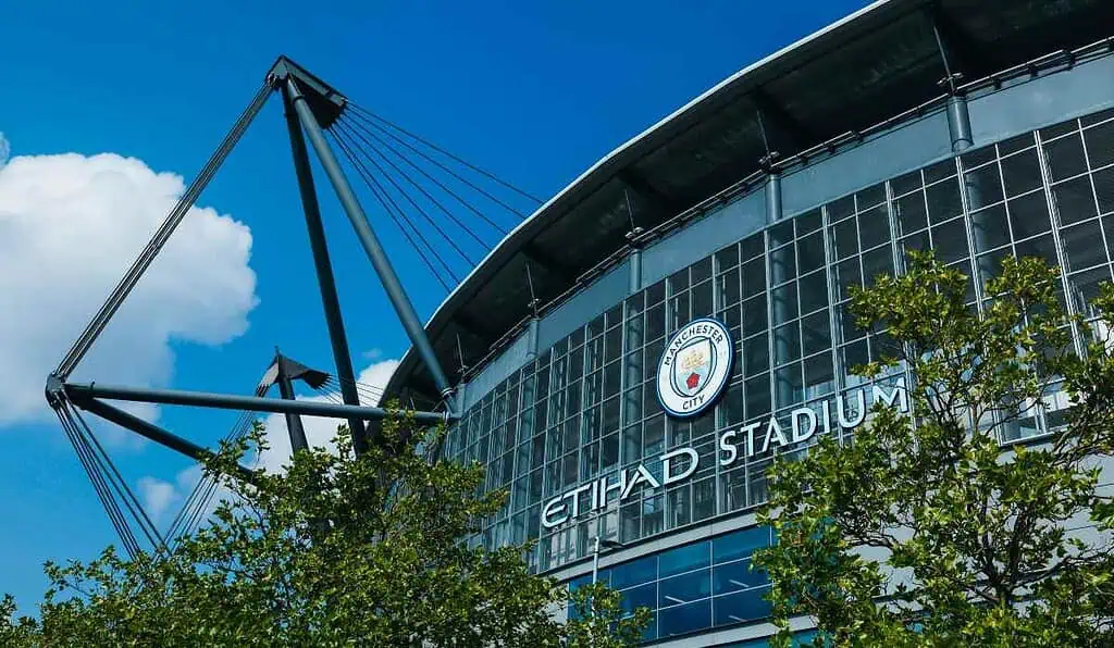 Este es el acuerdo de 1.150 millones de euros que reconcilia al Manchester City con la Premier League City Football Group, por ejemplo, controla a Manchester City (Inglaterra), Girona FC (España), New York City FC (EE.UU.), Troyes (Francia), Melbourne City (Australia), entre otros.