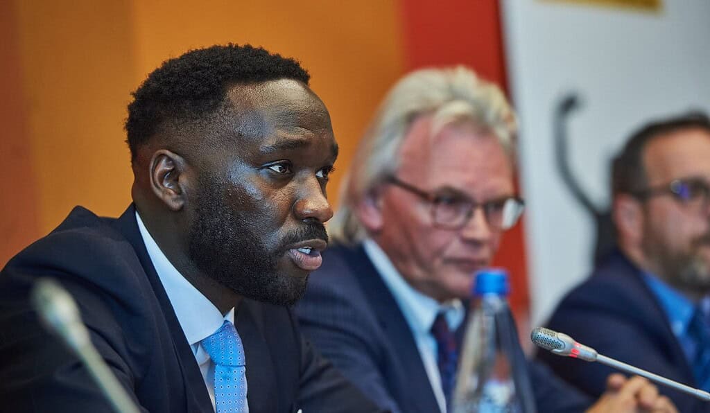 El caso de Moses Swaibu: de ser futbolista de élite, y manejar una Ferrari, a la prisión por amaño de partidos