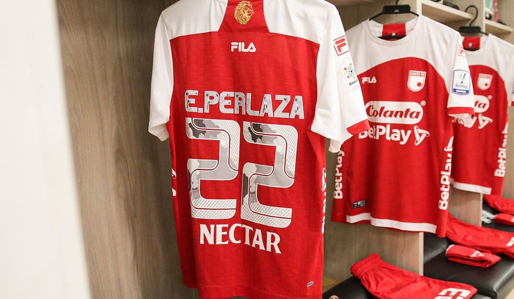 Camisetas oficiales de los equipos del fútbol colombiano estarían entre $299.900 y $404.950 para este segundo torneo de 2025 El precio la camiseta oficial de Santa Fe es de $249.900