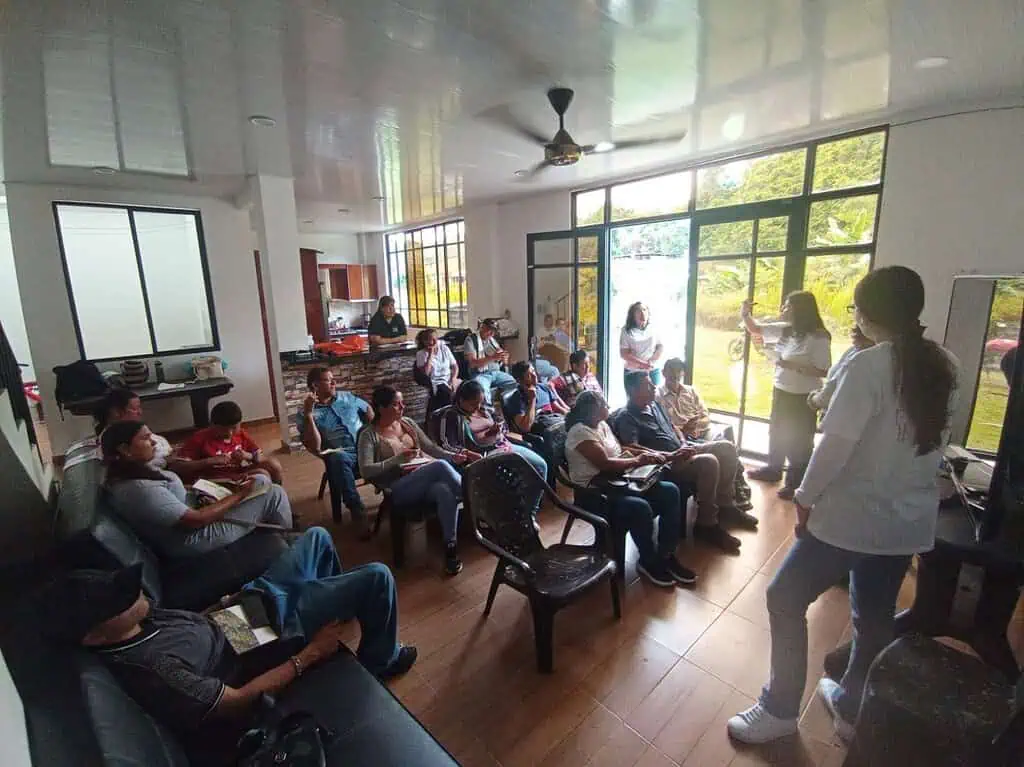 Postobón impulsa formación digital y financiera de 510 agricultores en el país Hit Social Postobón