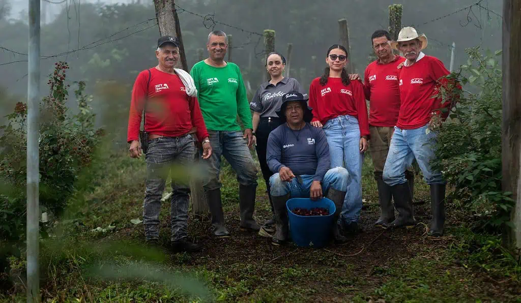 Postobón impulsa formación digital y financiera de 510 agricultores en el país HIT SOCIAL Postobón
