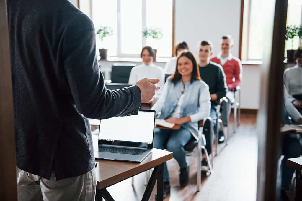 Más de 10.000 docentes en Colombia se han capacitado en pensamiento computacional y uso de inteligencia artificial en 2025. Foto: Freepik.