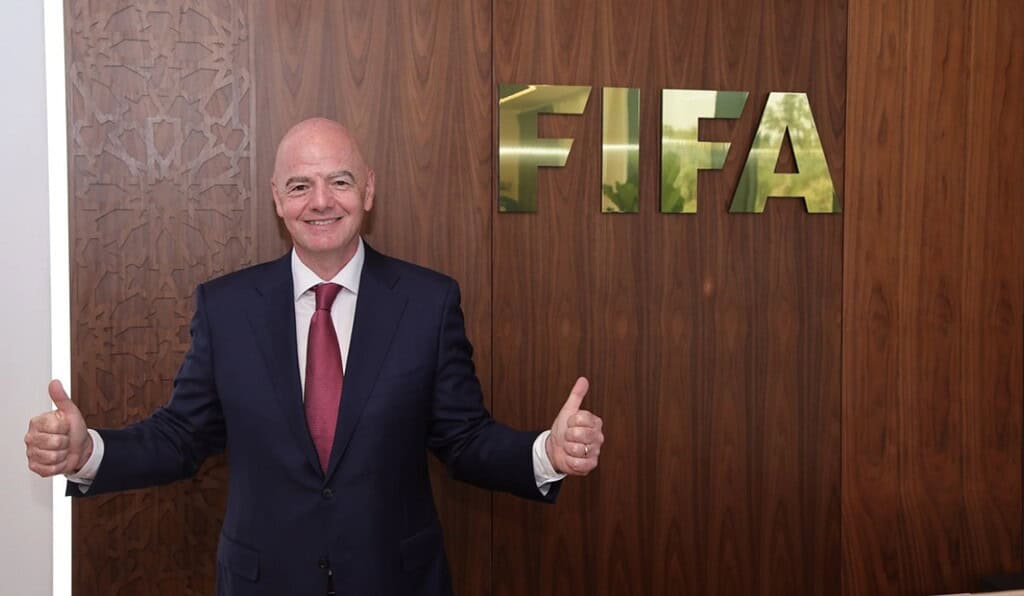 Duro golpe a la multipropiedad: FIFA prohíbe fichajes entre equipos del mismo dueño