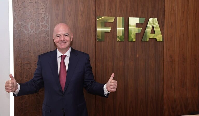 Duro golpe a la multipropiedad: FIFA prohíbe fichajes entre equipos del mismo dueño