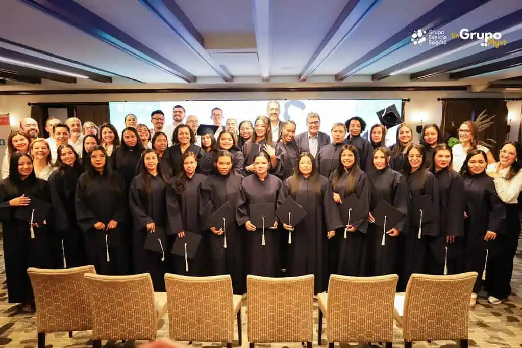 Iniciativa del GEB gradúa a 29 mujeres como Linieras Enlaza; las primeras del país Graduadas Linieras Enlaza